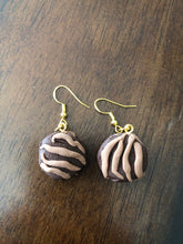 Load image into Gallery viewer, Fudge Round Dangly Earrings
