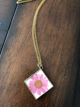 Load image into Gallery viewer, Pink Daisy Flower Necklace
