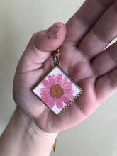 Load image into Gallery viewer, Pink Daisy Flower Necklace
