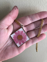 Load image into Gallery viewer, Pink Daisy Flower Necklace
